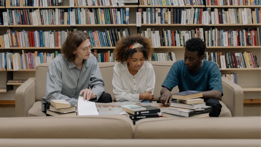 2025留学政策震荡与重构：美英加澳港多维调整下的机遇与挑战